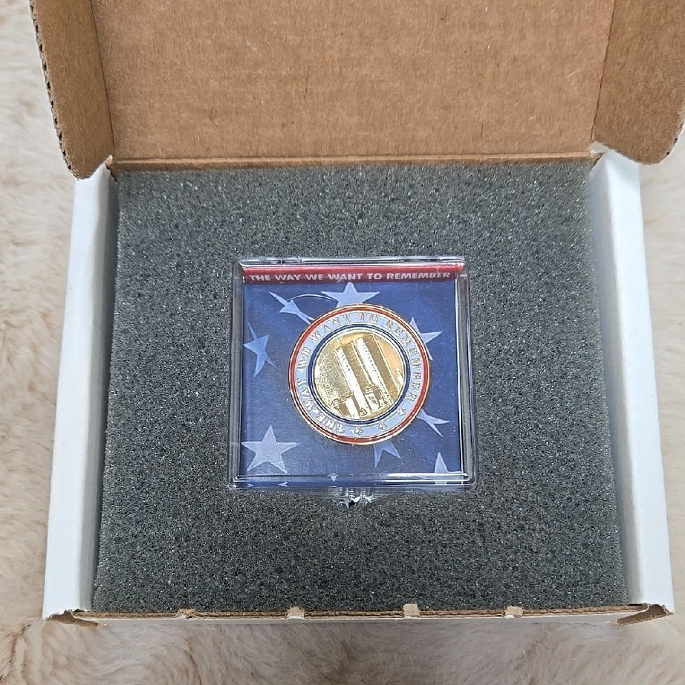 Commemorative TWIN TOWERS MEDALLION Gold and Silver Pin - New